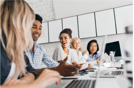 Equipe reunida em uma conversa colaborativa.