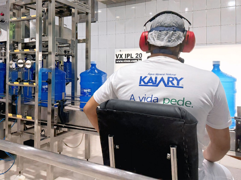 Colaborador acompanhando a linha de envase de garrafões de água Kaiary.
